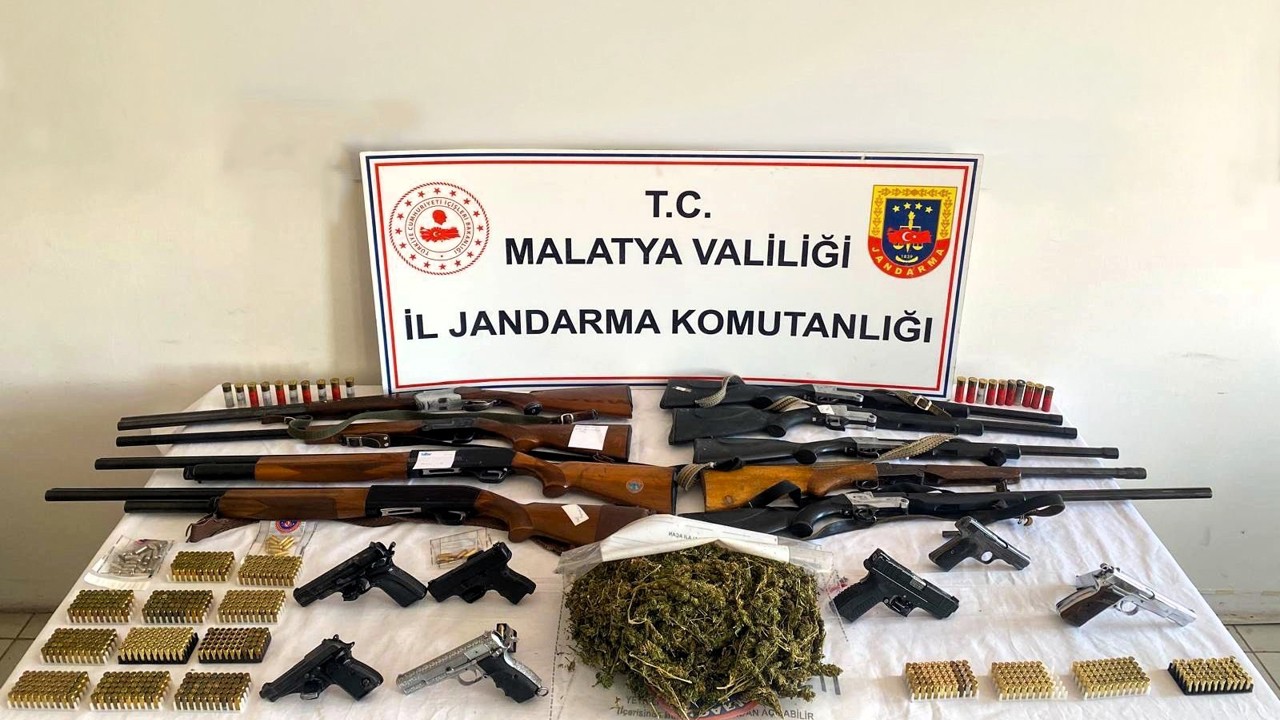 Malatya’da Jandarmadan Uyuşturucu ve Silah Operasyonu: 22 Şüpheli Hakkında İşlem Başlatıldı