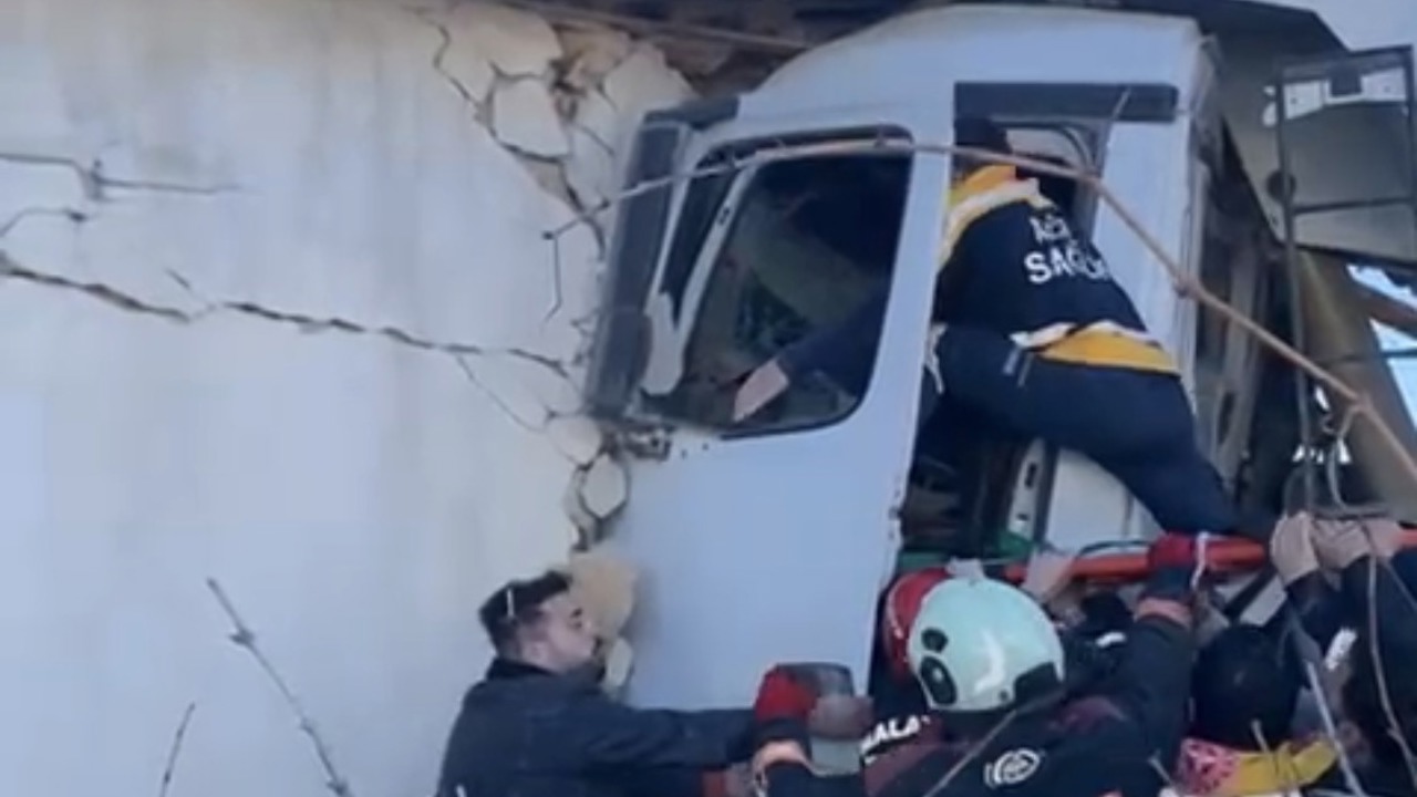 Freni Patlayan Kamyon Eve Girdi: Sürücü Yaralandı