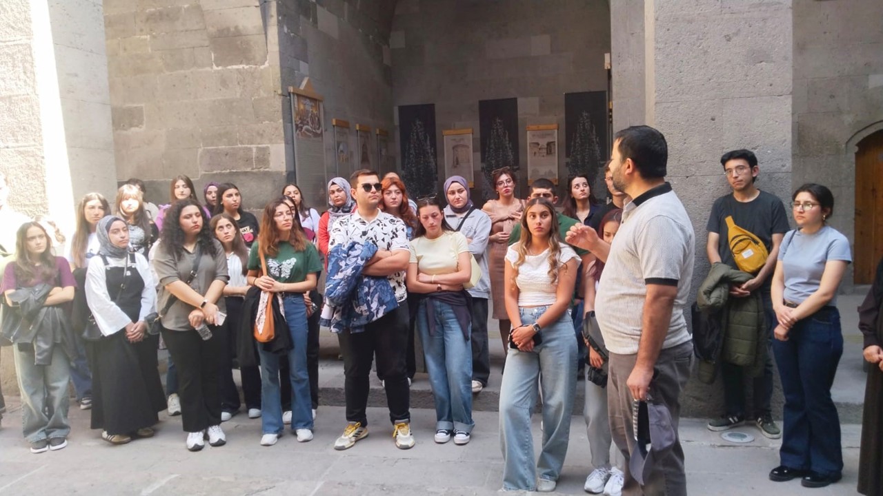 ERÜ’ye yeni kayıt yaptıran öğrencilere ’Kültür Yolu Turu’ düzenlendi
