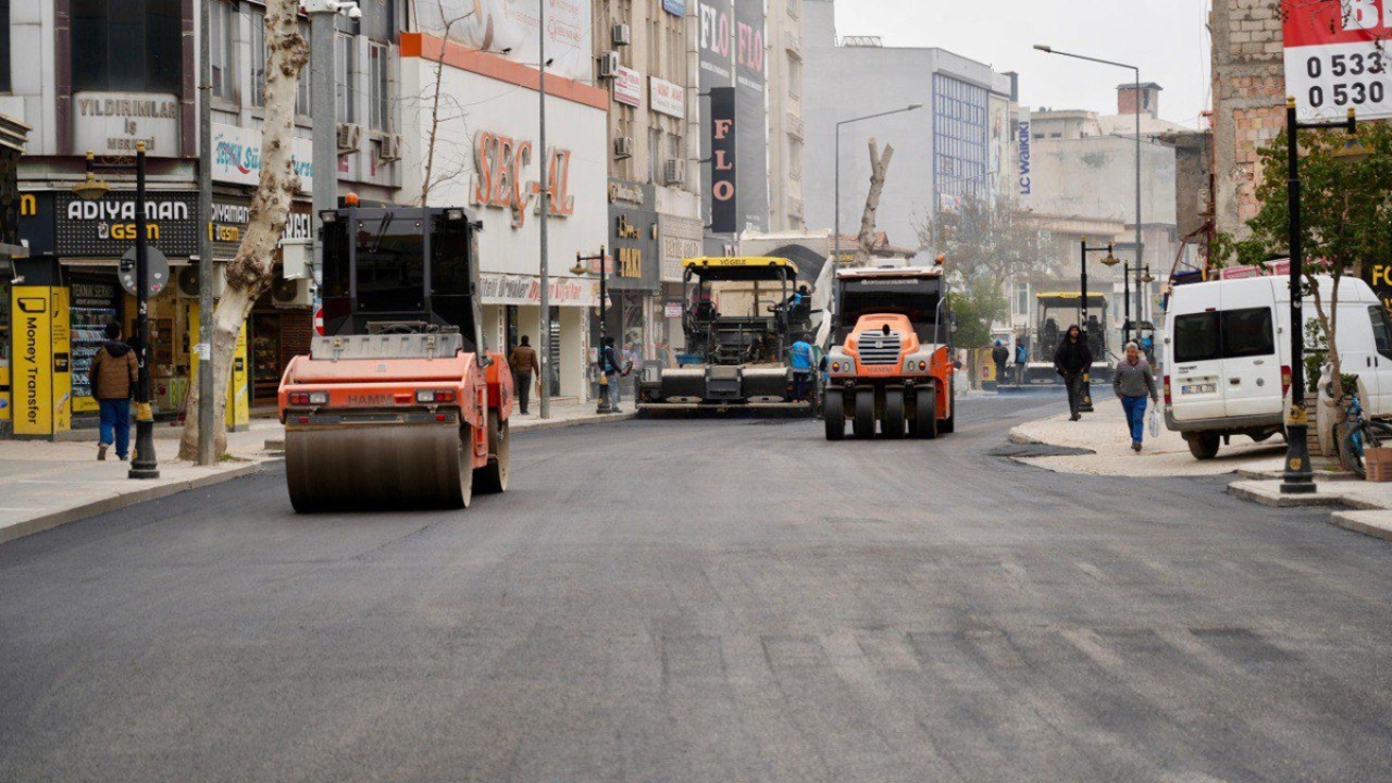 Adıyaman’da Gölbaşı Caddesi’nde Yol Yenileme Çalışmaları Hız Kesmeden Devam Ediyor