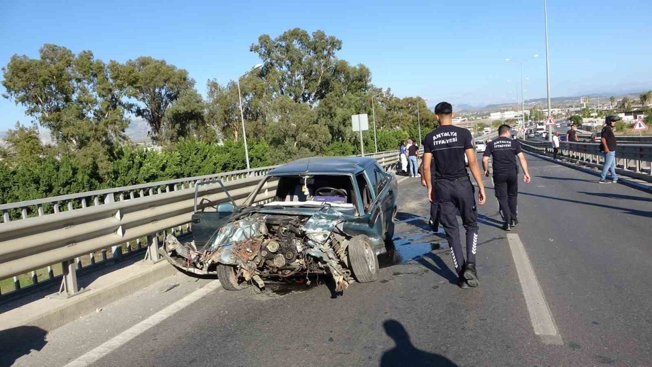 Bariyerlere çarpan Tofaş hurdaya döndü, etrafa saçılan parçaları başka sürücüyü de yaraladı

