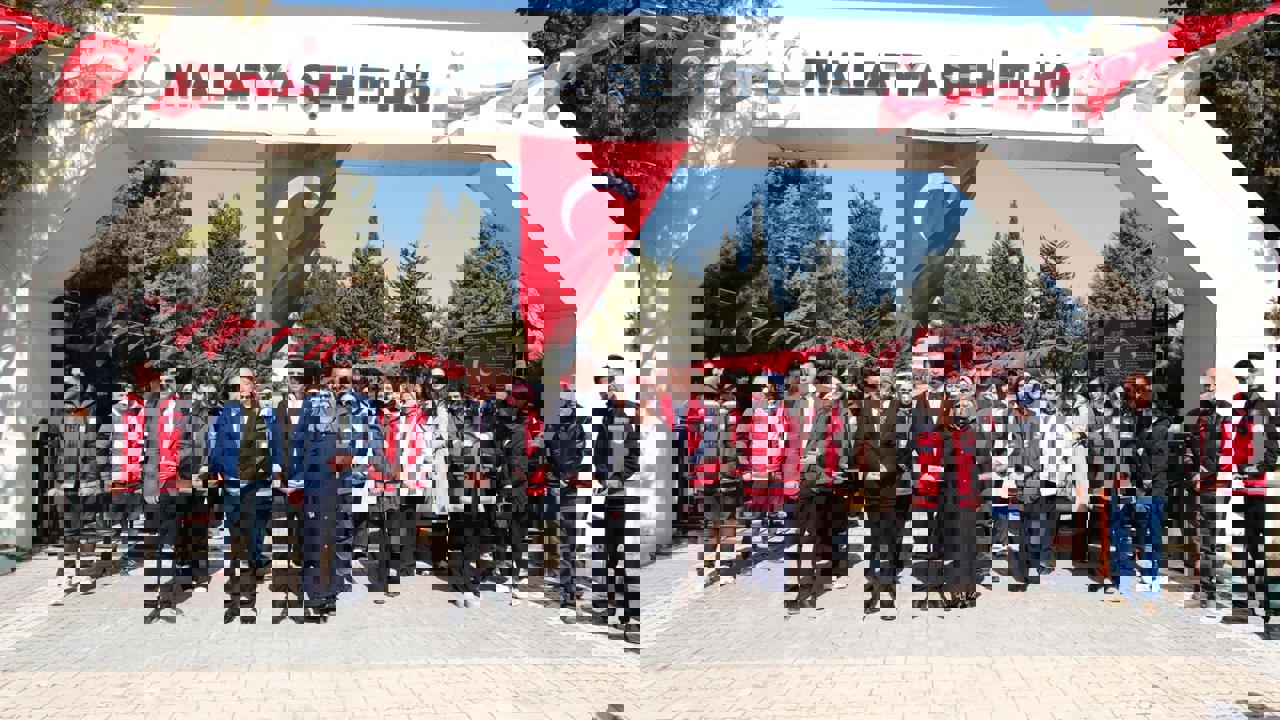 Çocuklardan Şehit Kabirlerine Anlamlı Ziyaret