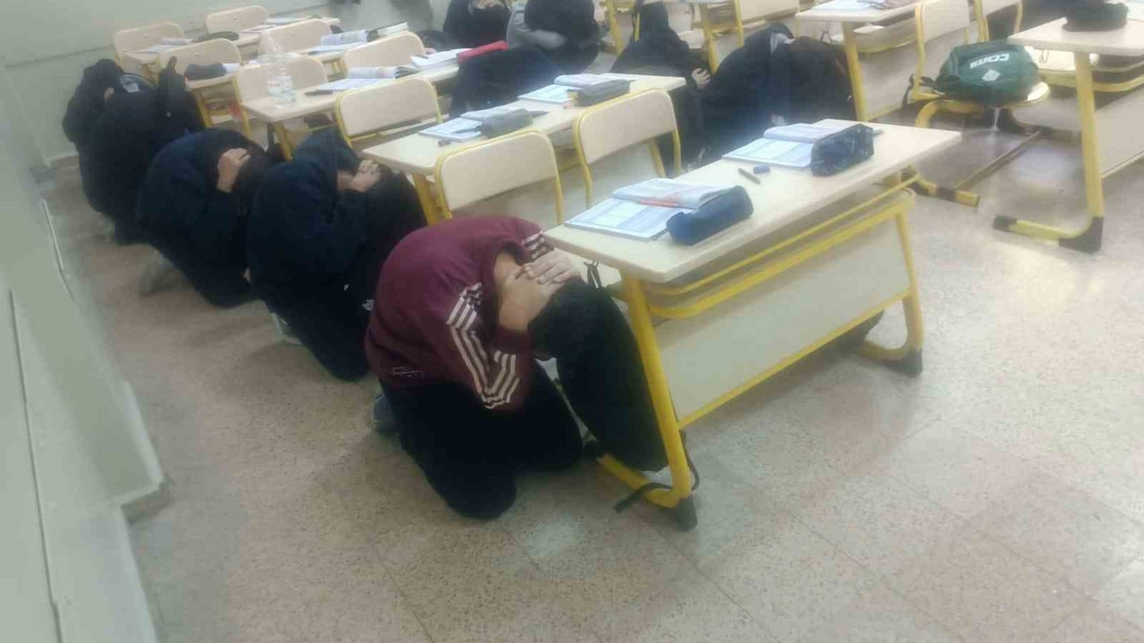 Lise öğrencilerine deprem tahliye tatbikatı

