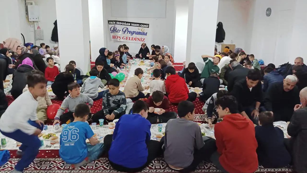 Faik Erdoğan Vakfı Camii’nde Tekne Orucu İftar Programı Düzenlendi