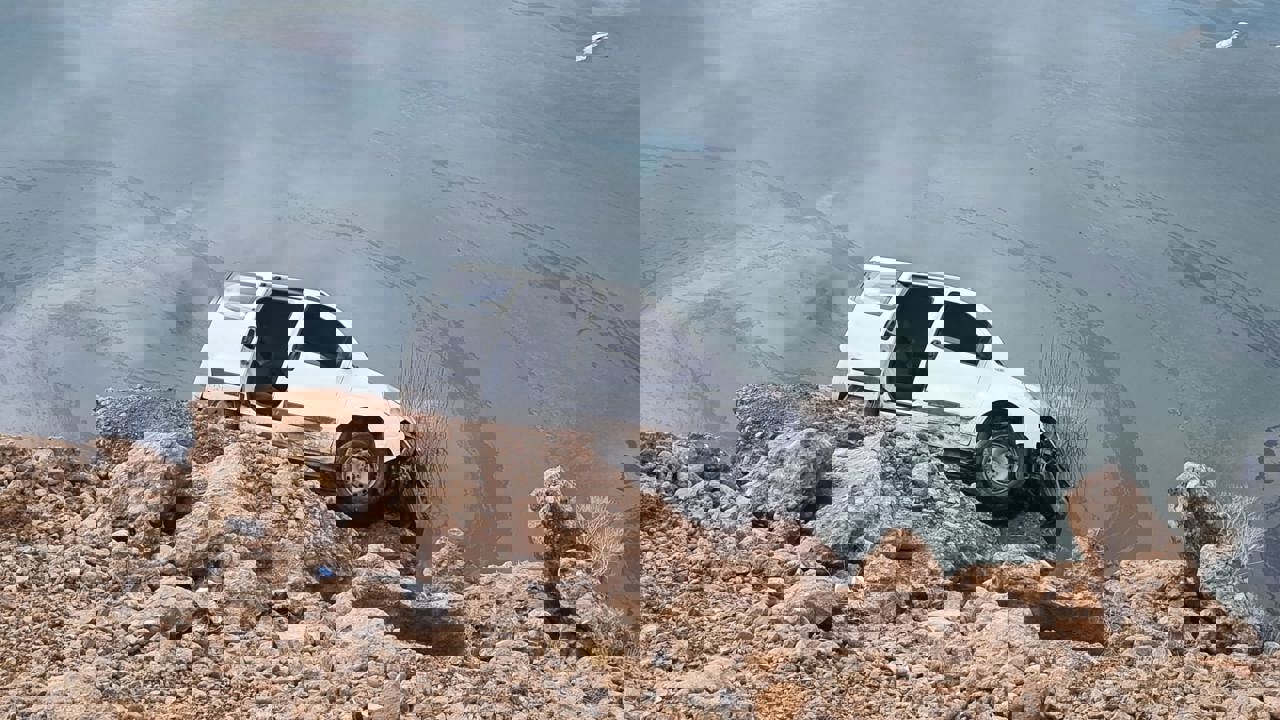 Malatya’da Beylerderesi Göleti’ne doğru yuvarlanan otomobil, suya düşmesine ramak kala durdu