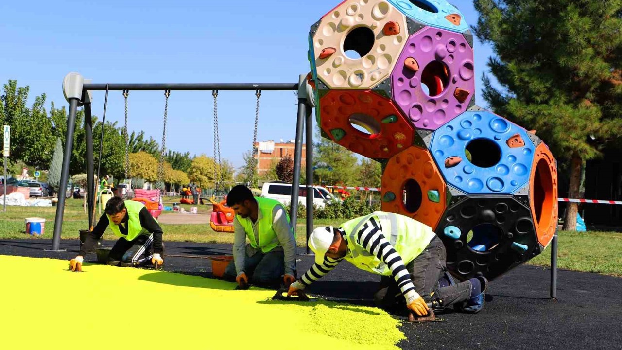 Parklardaki çocuk oyun ve spor alanları yenileniyor

