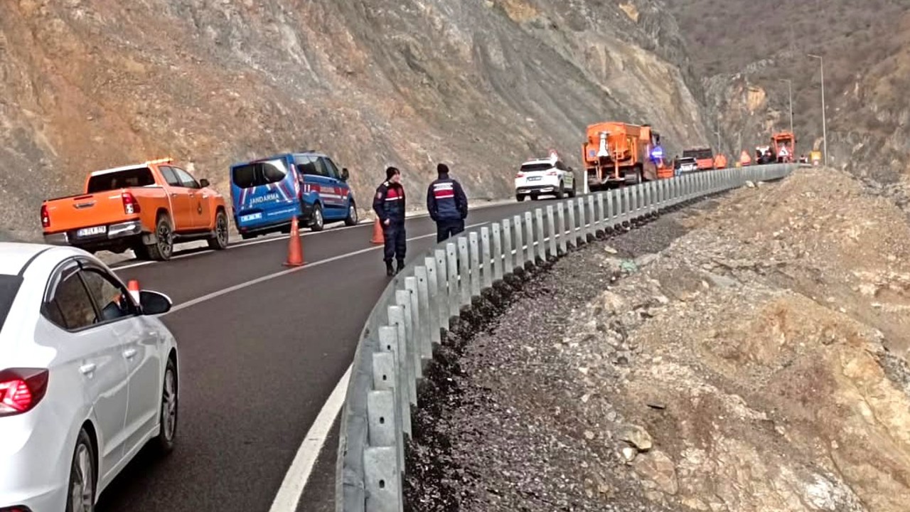 Doğanşehir Erkenek’te Heyelan Yolu Kapattı
