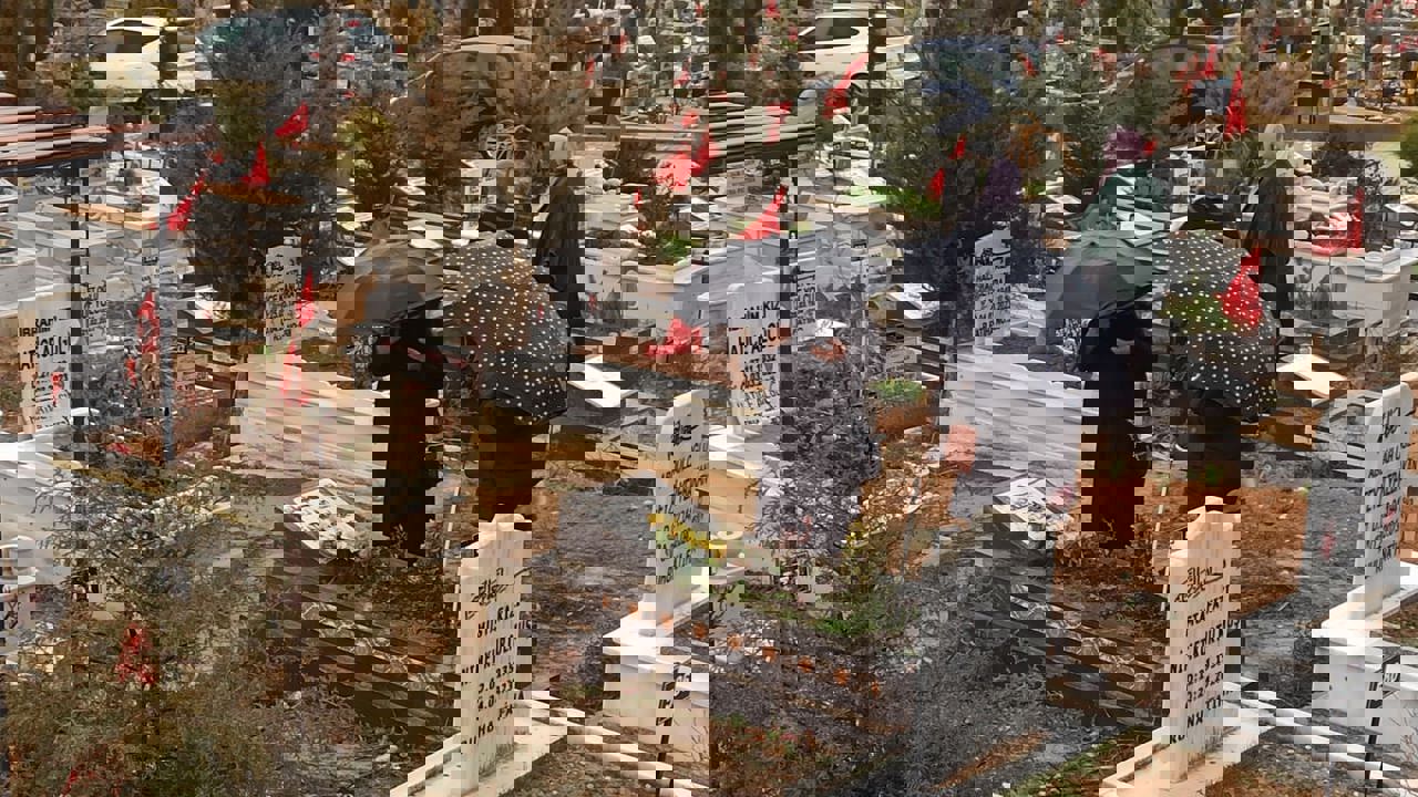 Malatya’da Bayram Sabahı Hüzne Döndü: Deprem Şehitliğinde Gözyaşları Dinmedi