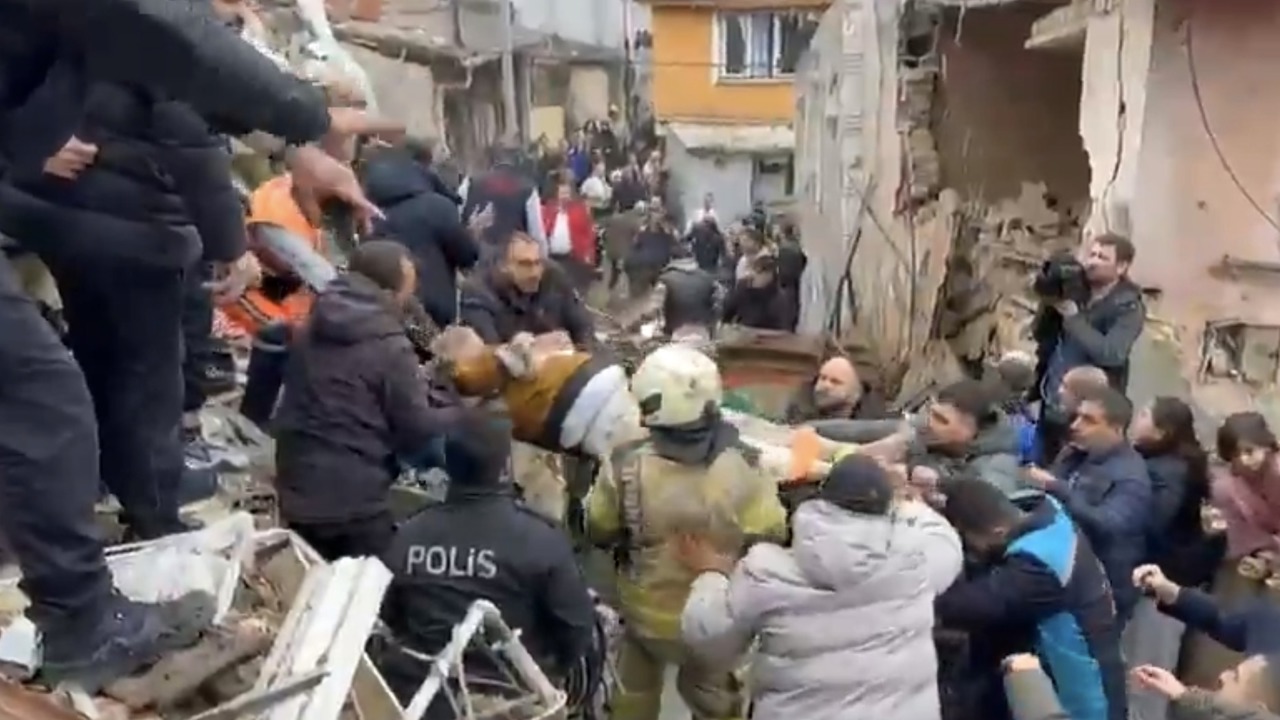 Fatih’te Doğal Gaz Patlaması: 2 Bina Çöktü, 7 Kişi Kurtarıldı