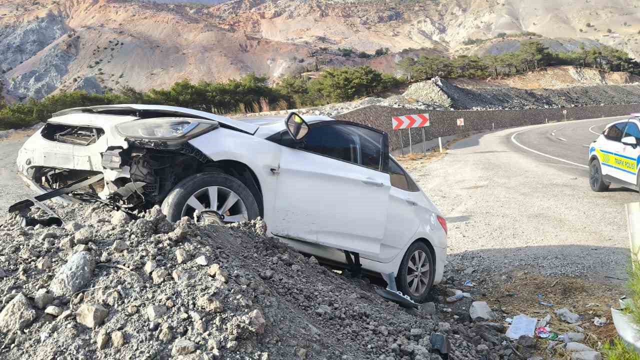 Malatya’da   kontrolden çıkan araç toprak yığınına çarptı: 1 yaralı
