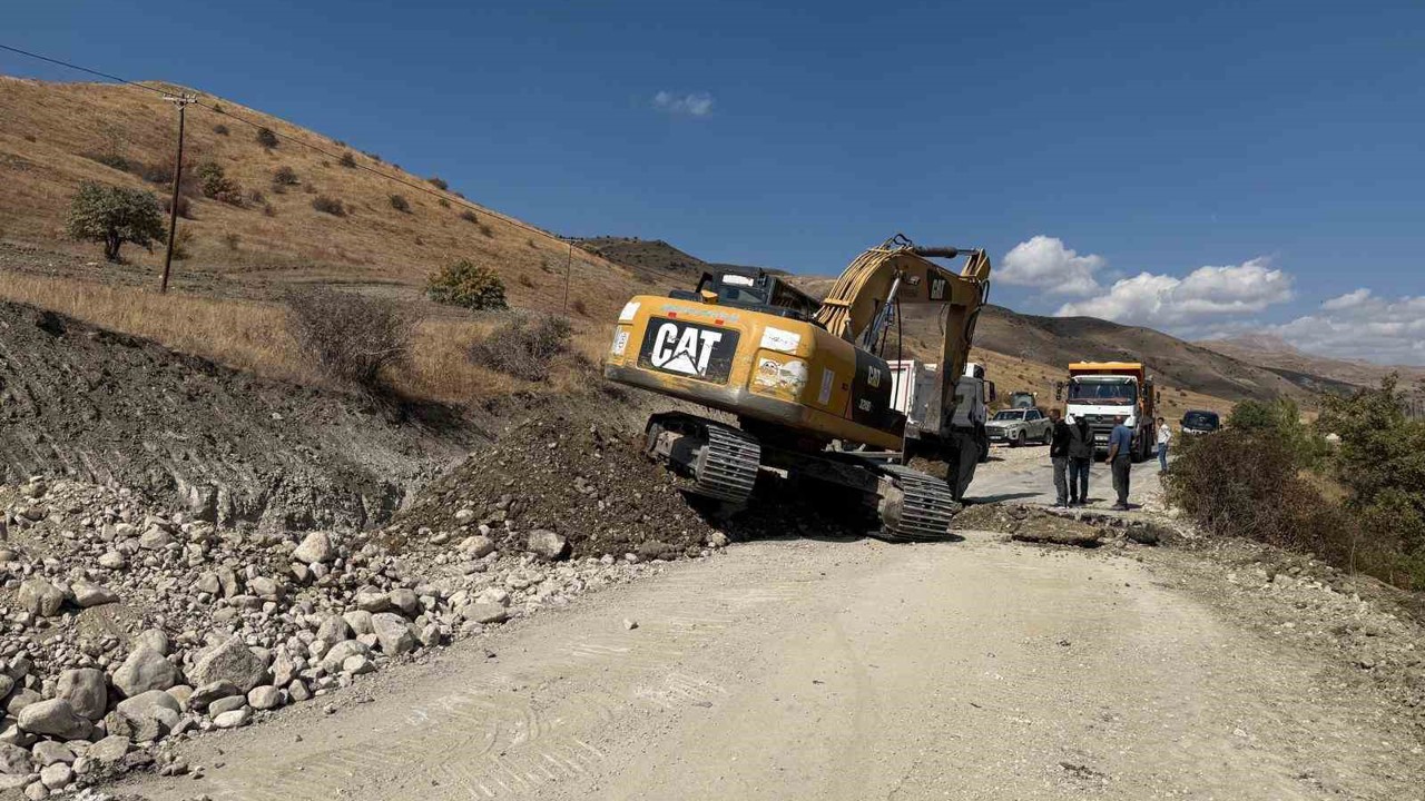 Büyükşehir Belediyesi ekipleri kış öncesi mahalle köy yolları için seferber oldu
