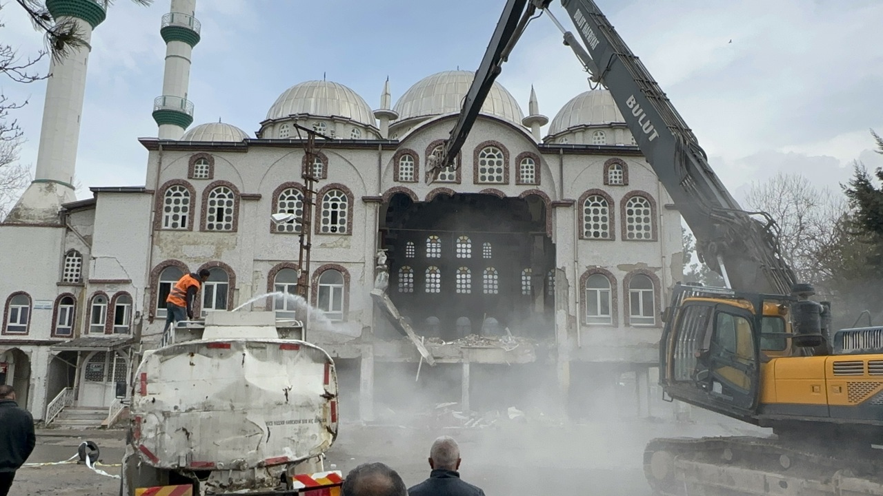 Malatya’da 43 Yıllık Sanayi Camii Yıkıldı