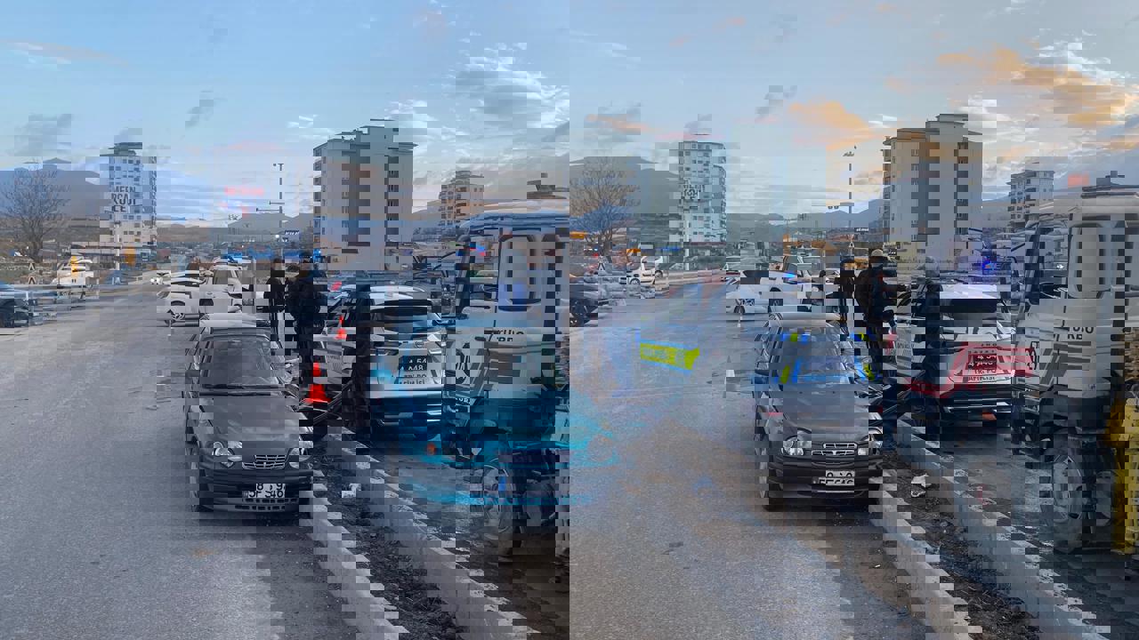 Yeşilyurt’ta Otomobil İle Pikap Çarpıştı: 1 Yaralı