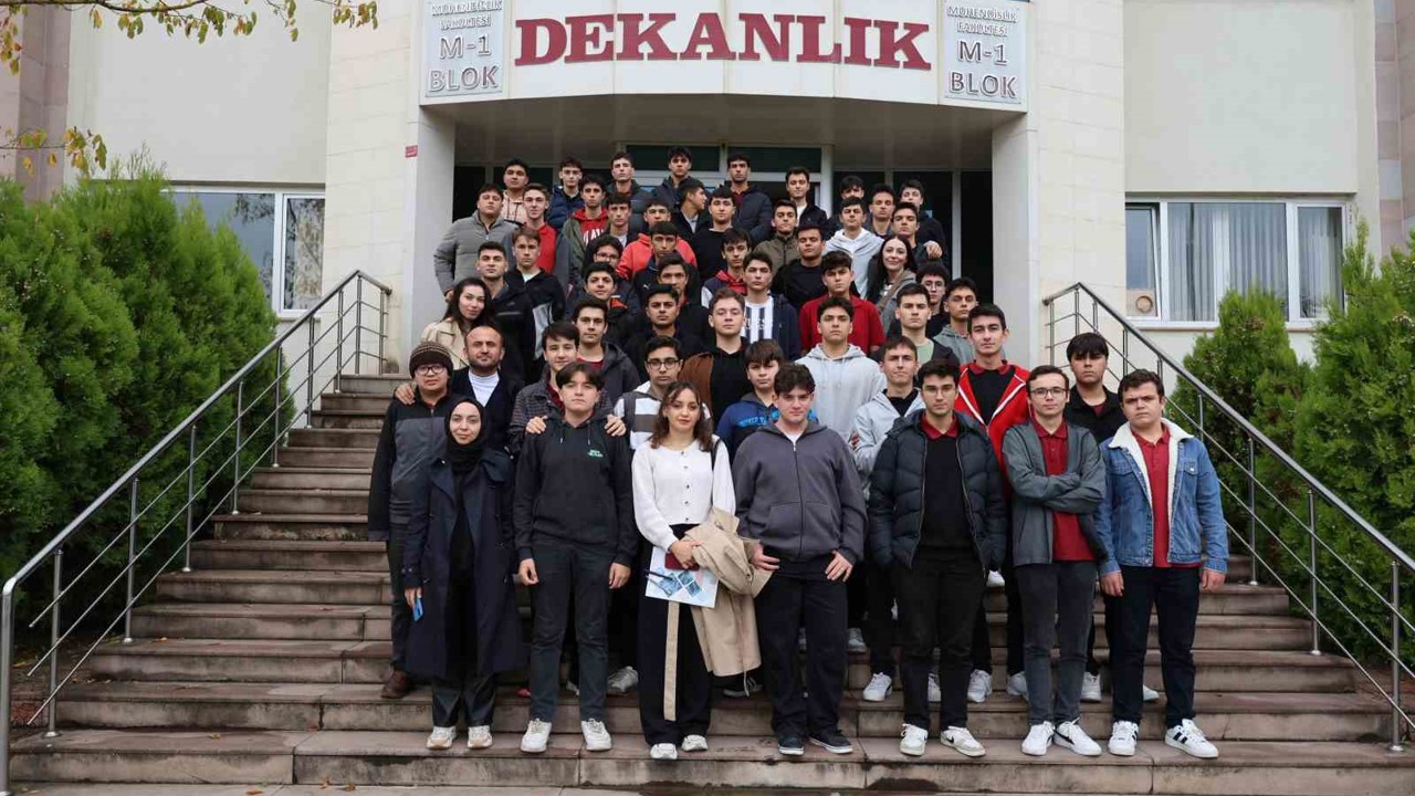 Geleceğin üniversitesi öğrencileri Düzce Üniversitesinde
