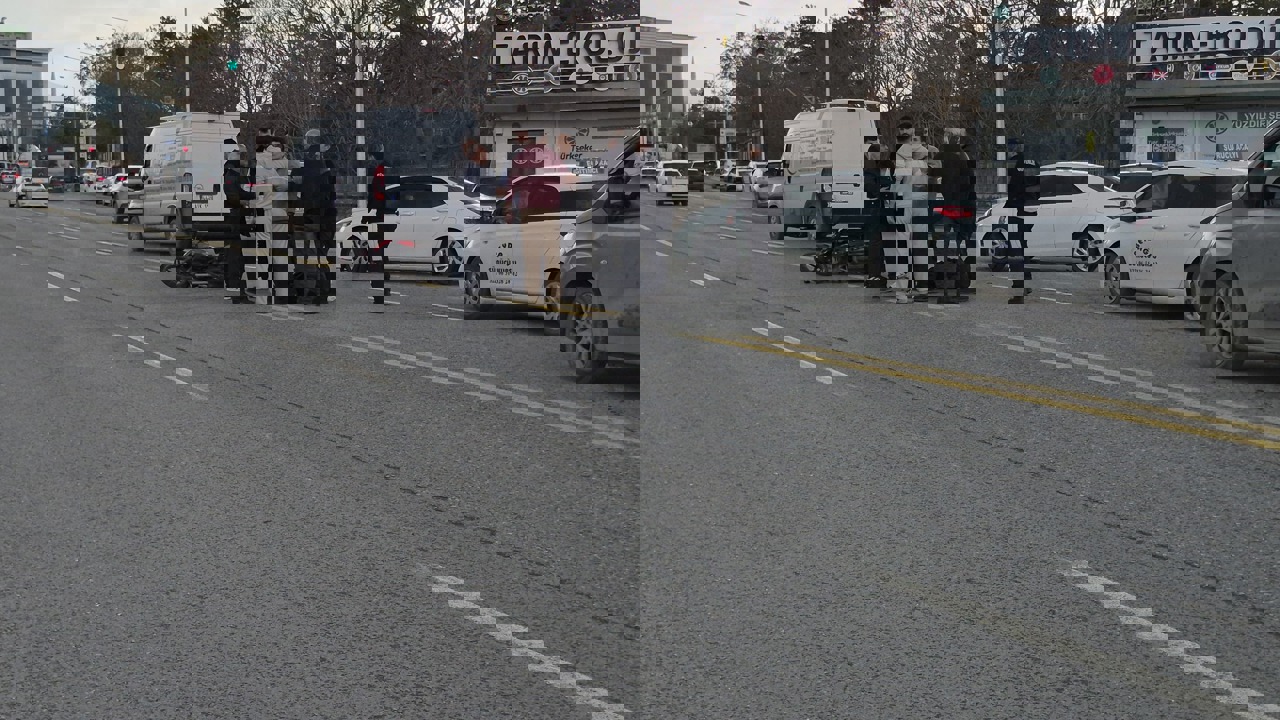 Otomobilin Çarptığı Motosiklet Sürücüsü Yaralandı