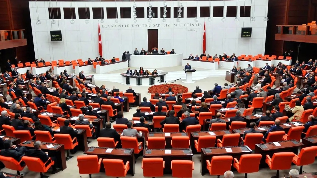 AK Parti’nin 29 Maddelik Teklifi TBMM Gündeminde: Doğum İzni Artıyor, Sosyal Medyaya Yaş Sınırı Geliyor