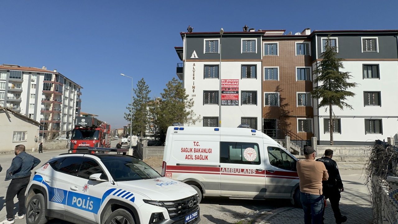 Malatya’da İşçi Eylemi: Çatıya Çıkan İki Elektrik İşçisi Ödemelerini Almak İçin Bekledi