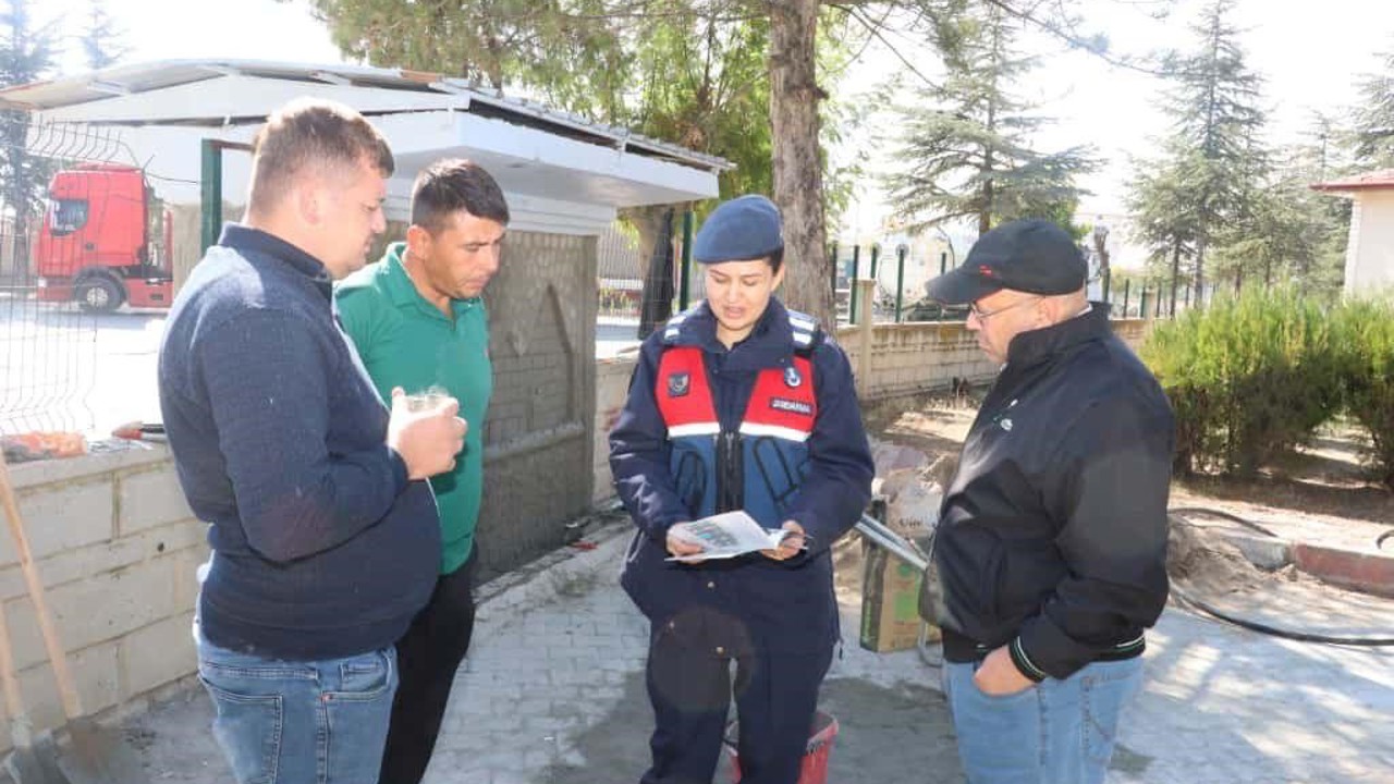 Jandarmadan vatandaşlara kadına şiddetle mücadele eğitimi
