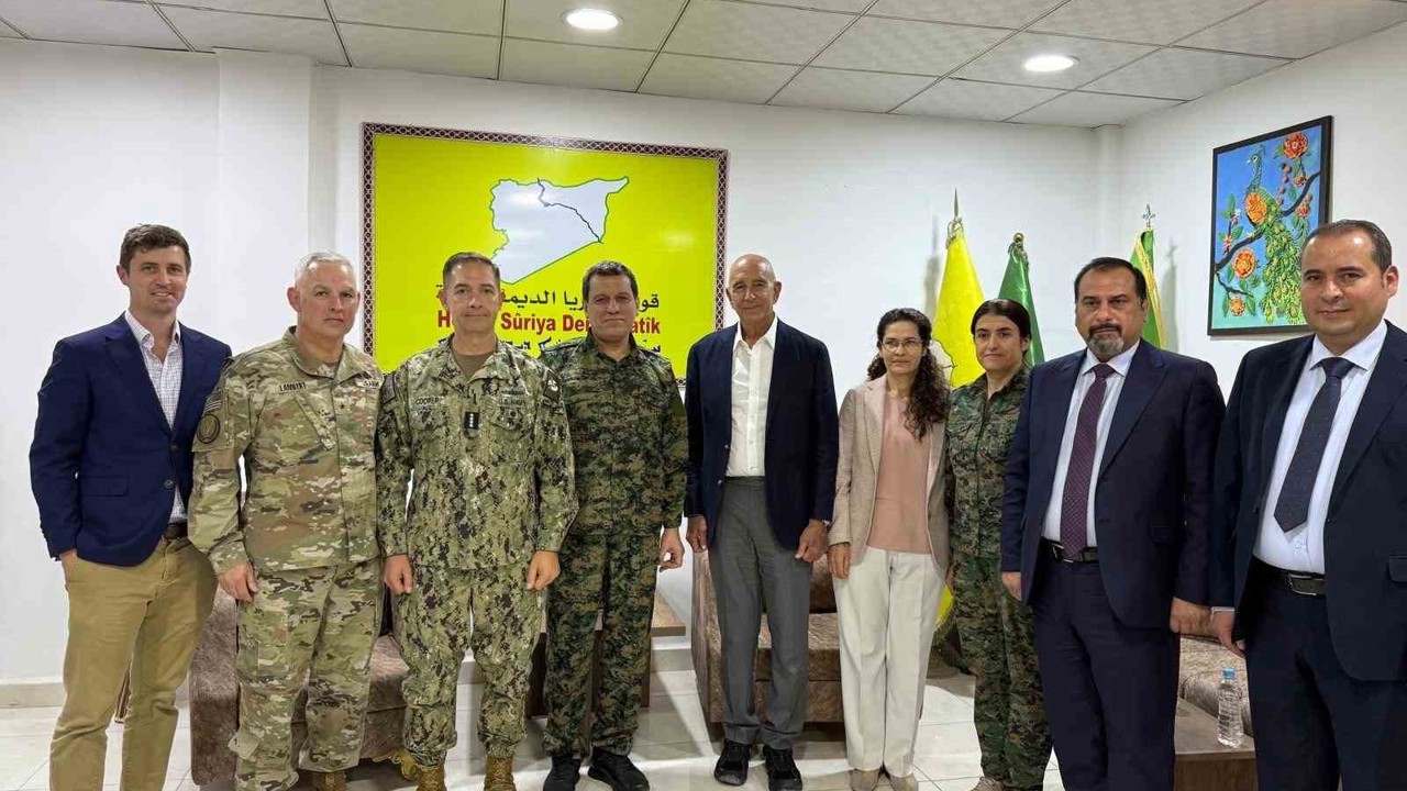 Suriye Özel Temsilcisi Barrack Suriye’de SDG’li Mazlum Abdi’yi ziyaret etti
