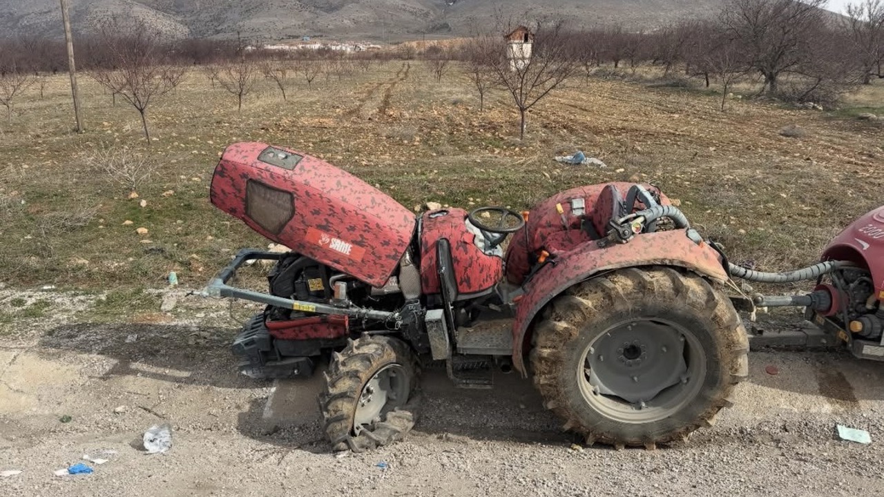 Kontrolden Çıkan Traktör Devrildi: 2 Kişi Yaralandı