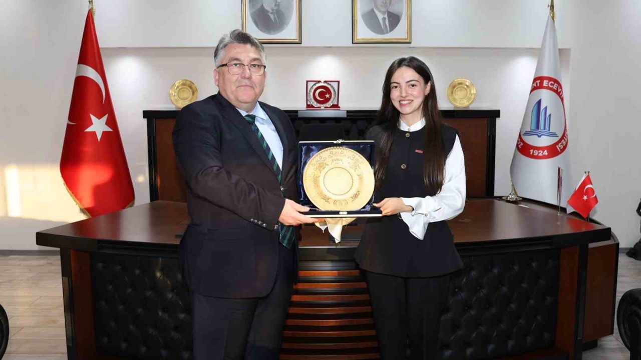 Rektör Özölçer "Yılın Doktora Tezi" ödülü sahibi Dr. Öğr. Üyesi Timur’u makamında kabul etti

