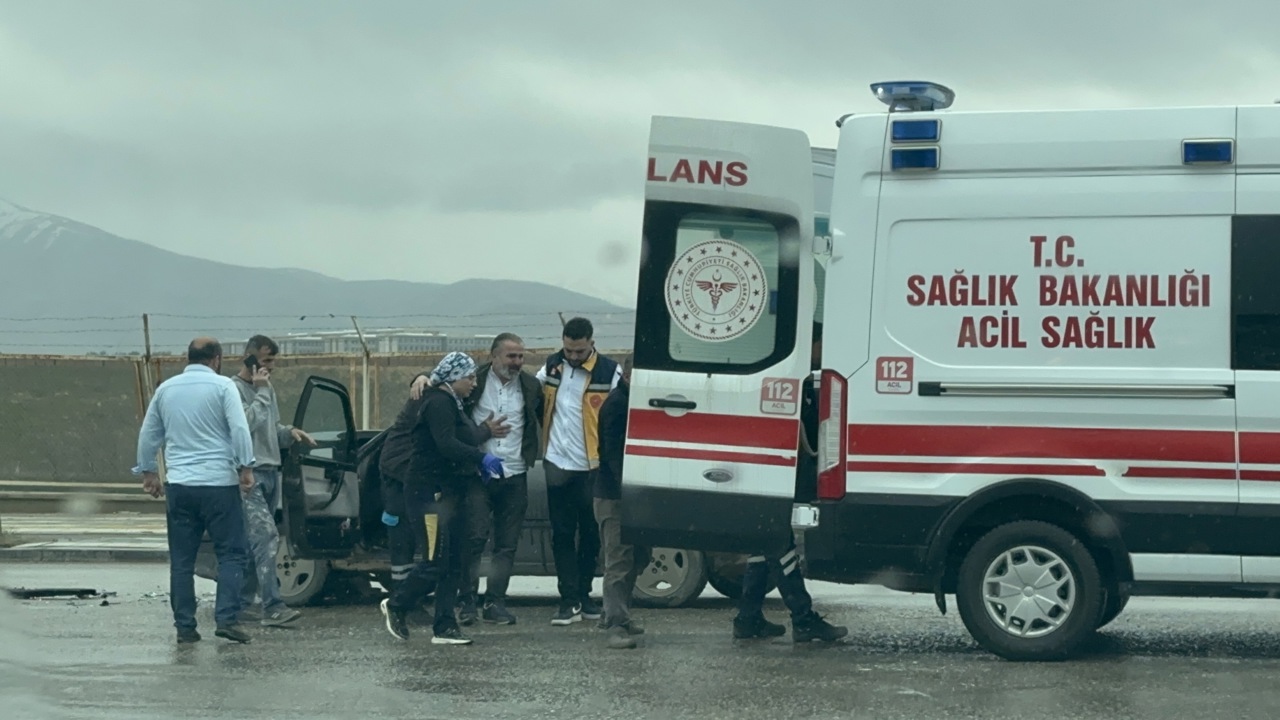 Kuzey Kuşak Yolu’nda İki Araç Çarpıştı: 1 Yaralı