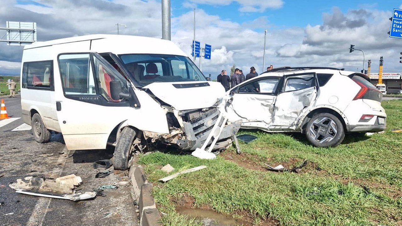 Diyarbakır'da Servis Minibüsü ile Otomobil Çarpıştı: 13’ü Öğrenci 15 Yaralı