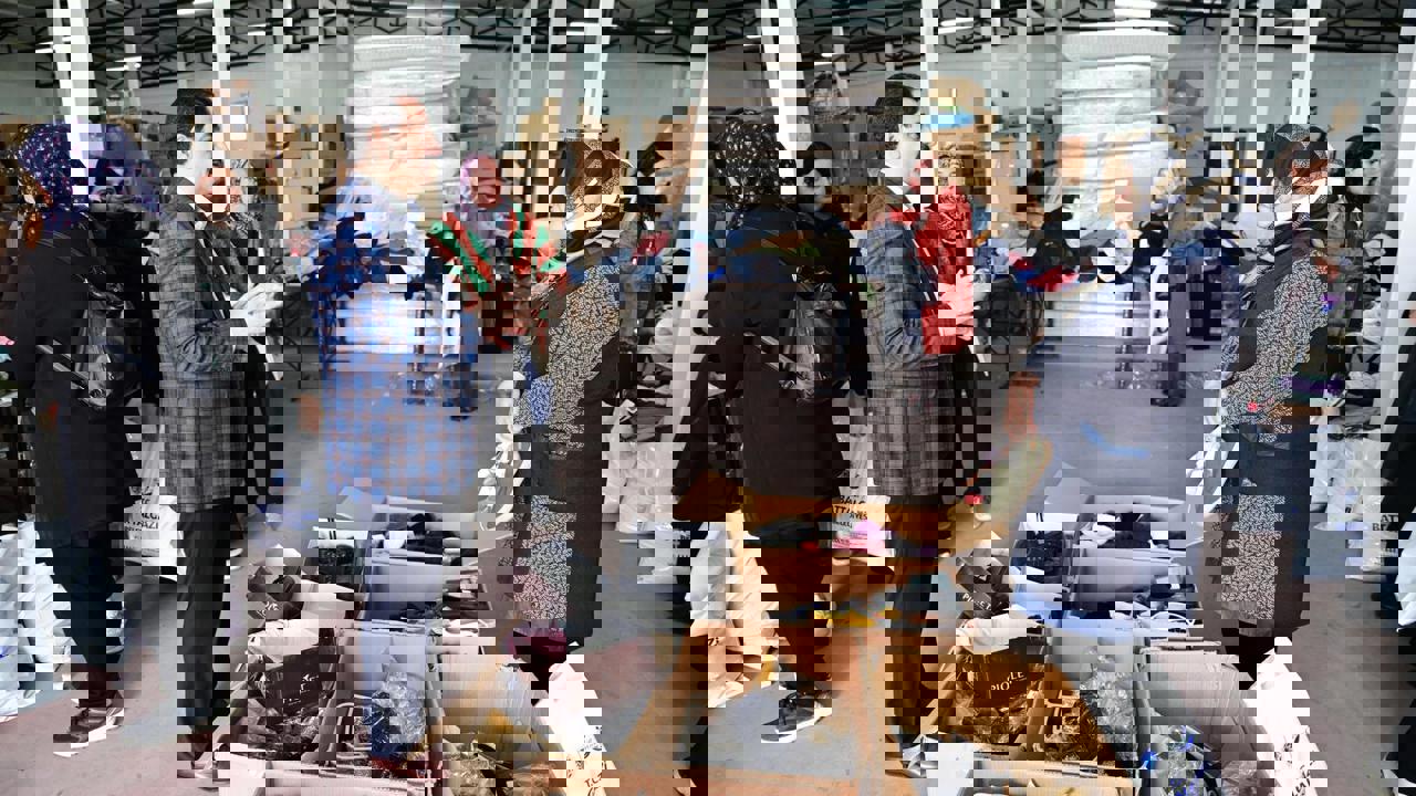 Battalgazi Belediye Başkanı Bayram Taşkın Yardım Malzemeleri Tasnif Çalışmasına Eşlik Etti