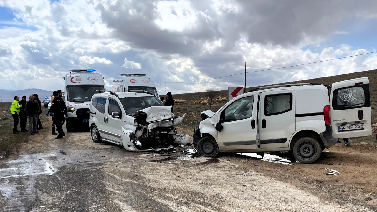 Ayvalı-Darende Yolunda Feci Kaza: 4 Yaralı