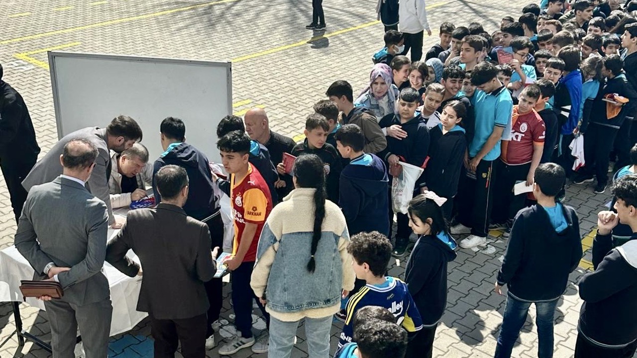Türk futbolunun efsane golcülerinden Tanju Çolak, Malatya’da öğrencilerle bir ar
