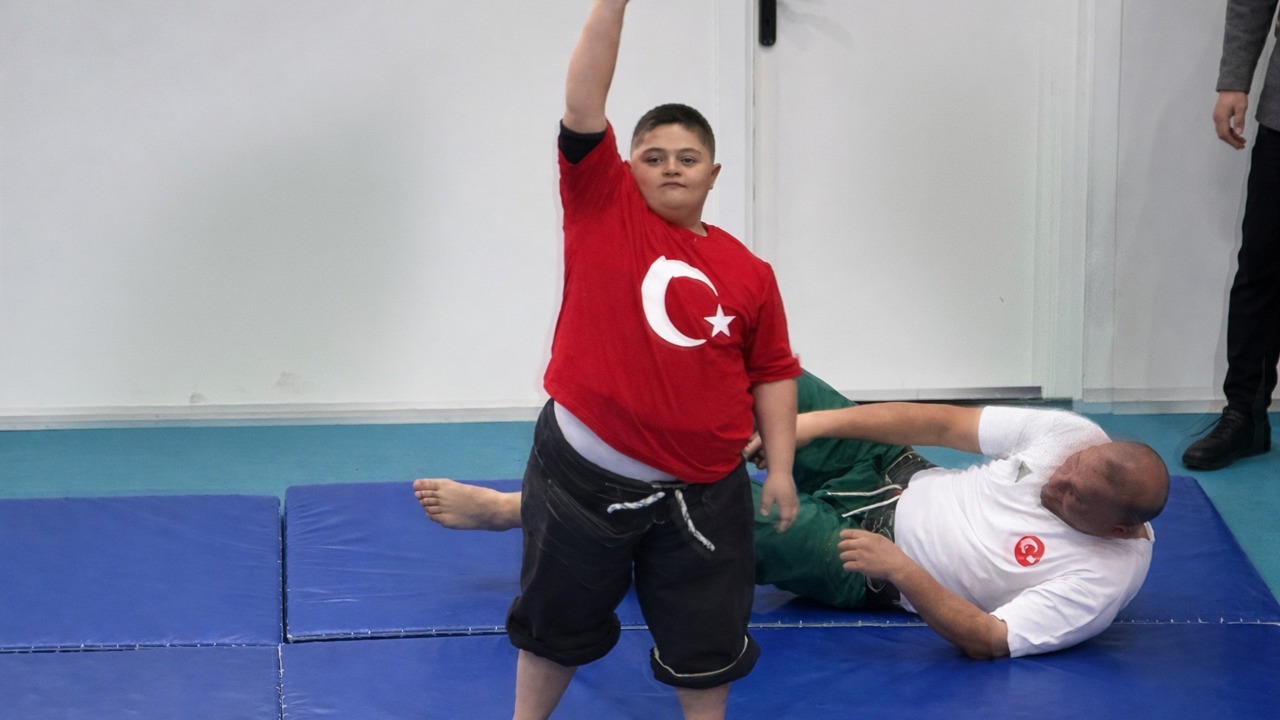 Malatya’nın Kale ilçesinde düzenlenen “+1 Üniversite” açılış programında, down s