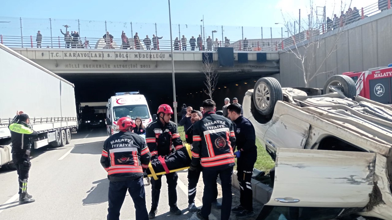 Malatya’da kontrolden çıkan otomobilin ters dönerek refüje çıkması sonucu meydan