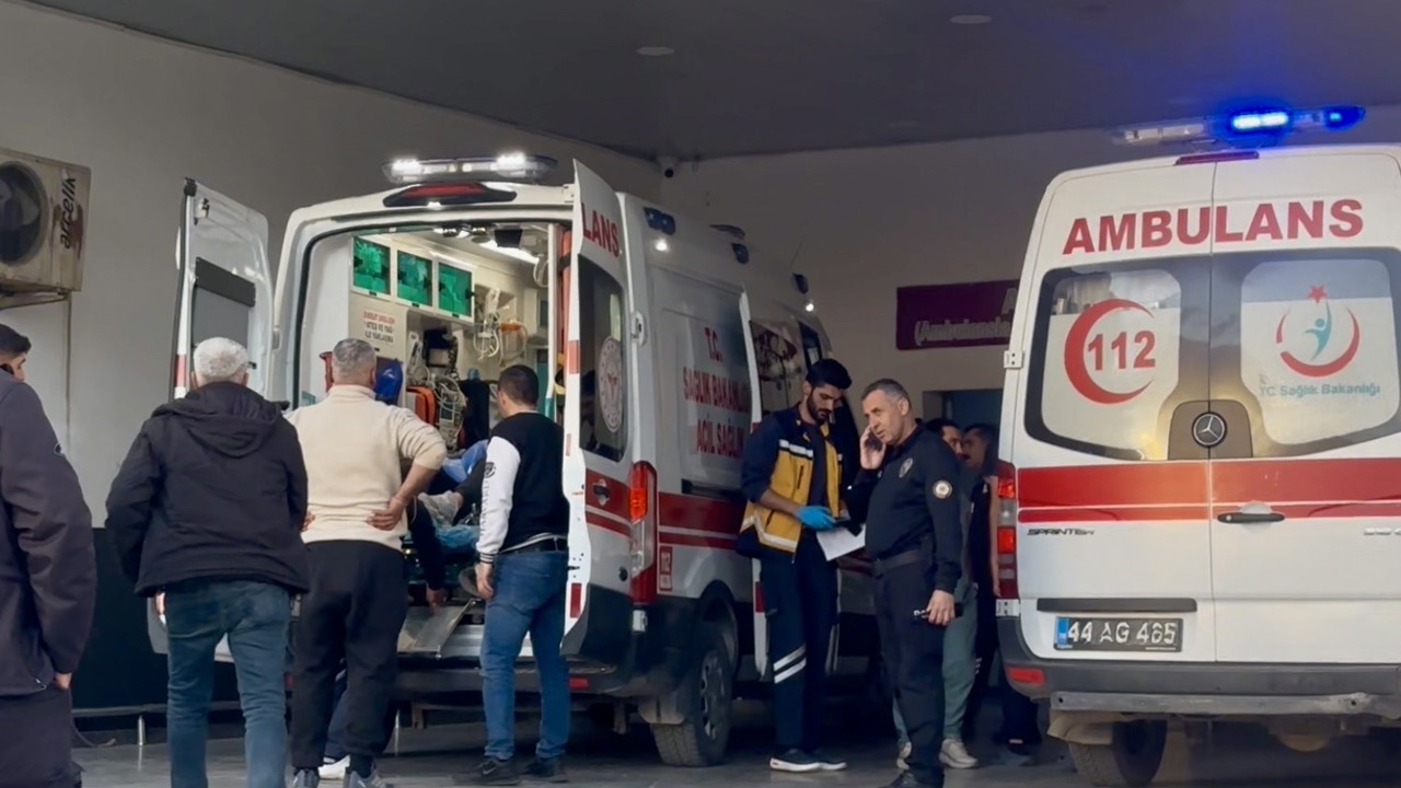 Yeşilyurt’ta Akrabalar Arasında Bıçaklı Kavga: 2 Yaralı