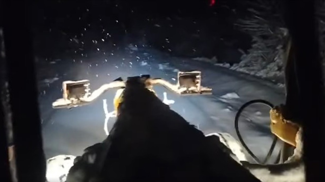 Malatya Büyükşehir Ekiplerinden Pütürge’de Gece Mesaisi: Kar Geçit Vermiyor!