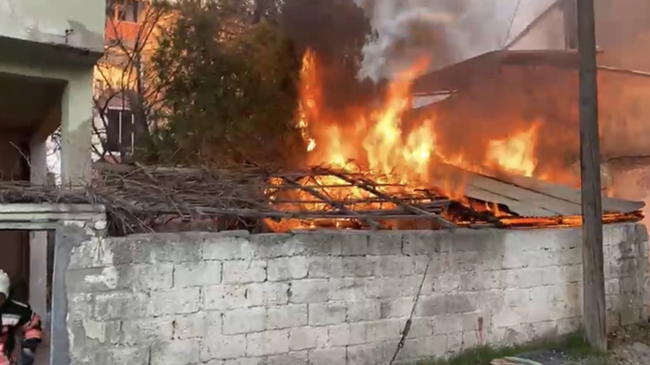 Malatya’da bir evin bahçesinde bulunan odunlukta çıkan yangın, itfaiye ekiplerin
