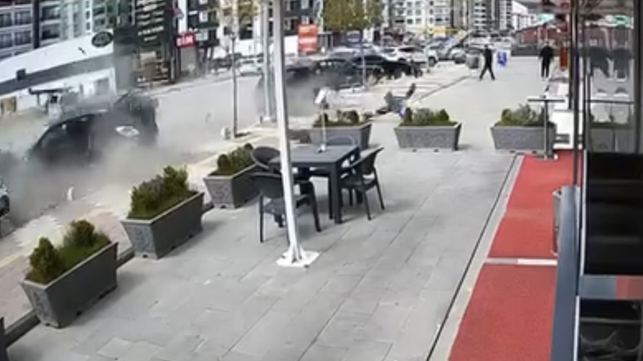 Karakavak’ta Otomobil Park Halindeki Araçlara Çarptı: Kadın Sürücü Yaralandı