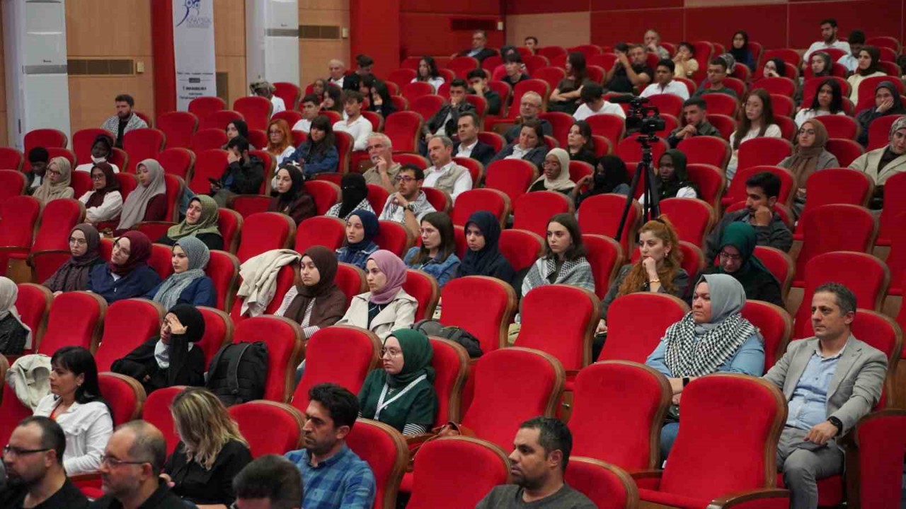 Karabük Üniversitesinde "Gazze’de Çocuk Olmak" paneli düzenlendi
