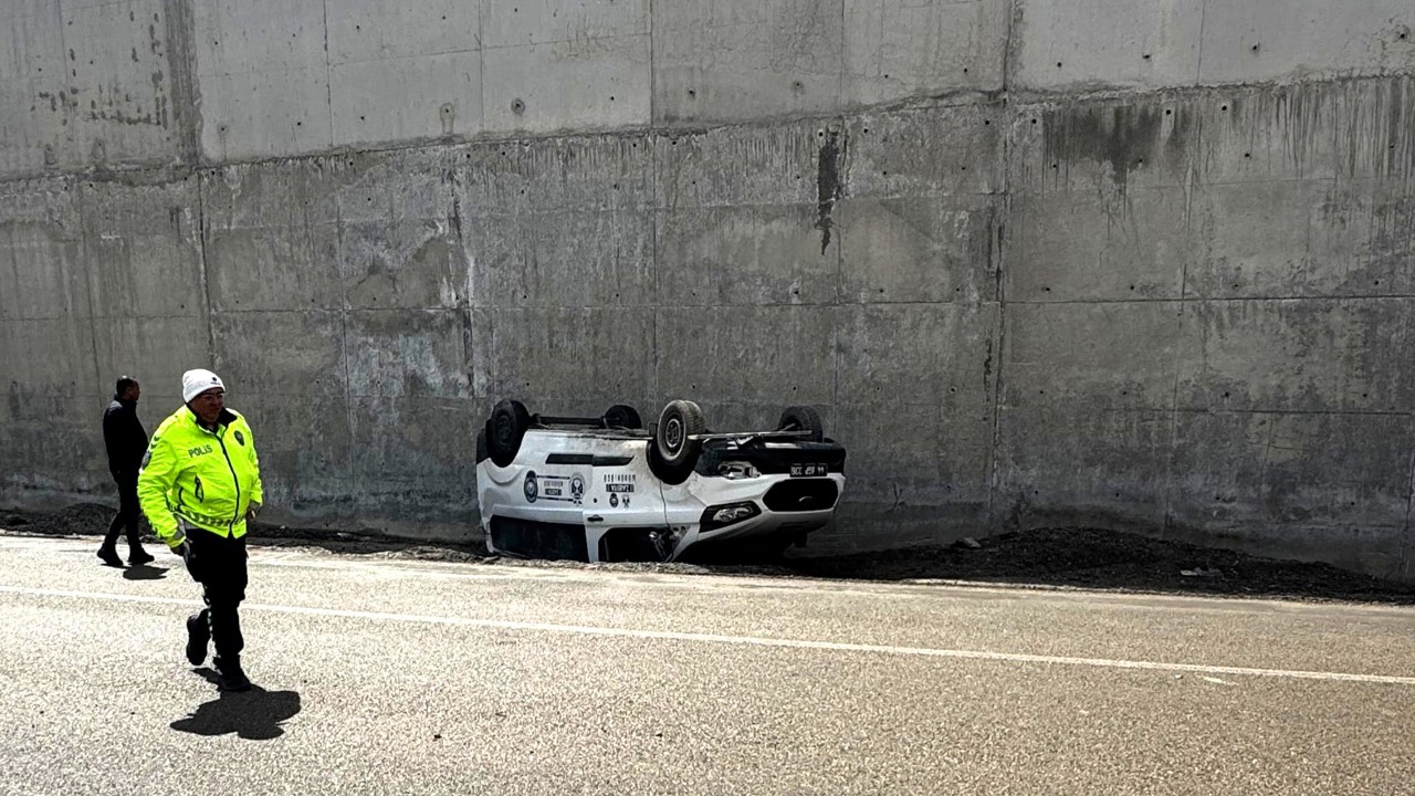 Akçadağ’da Belediye Personelini Taşıyan Araç Kaza Yaptı