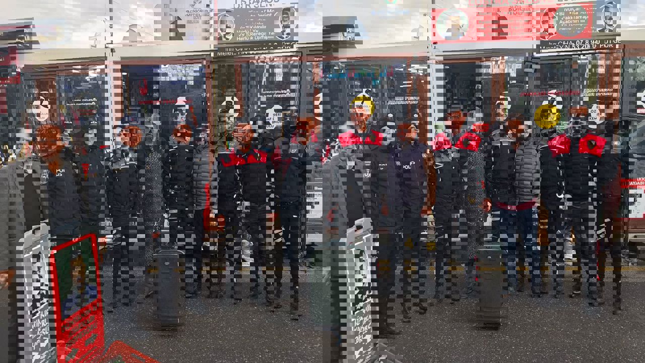 Esnaftan Polise Sürpriz Kutlama: Şüpheli Çanta İhbarı Pastalı Çıktı