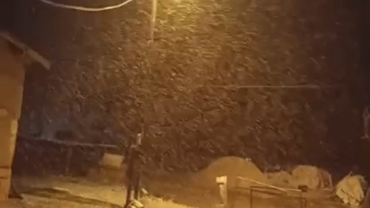 Malatya genelinde etkili olan yağışlı hava, bazı bölgelerde doluya, yüksek kesim