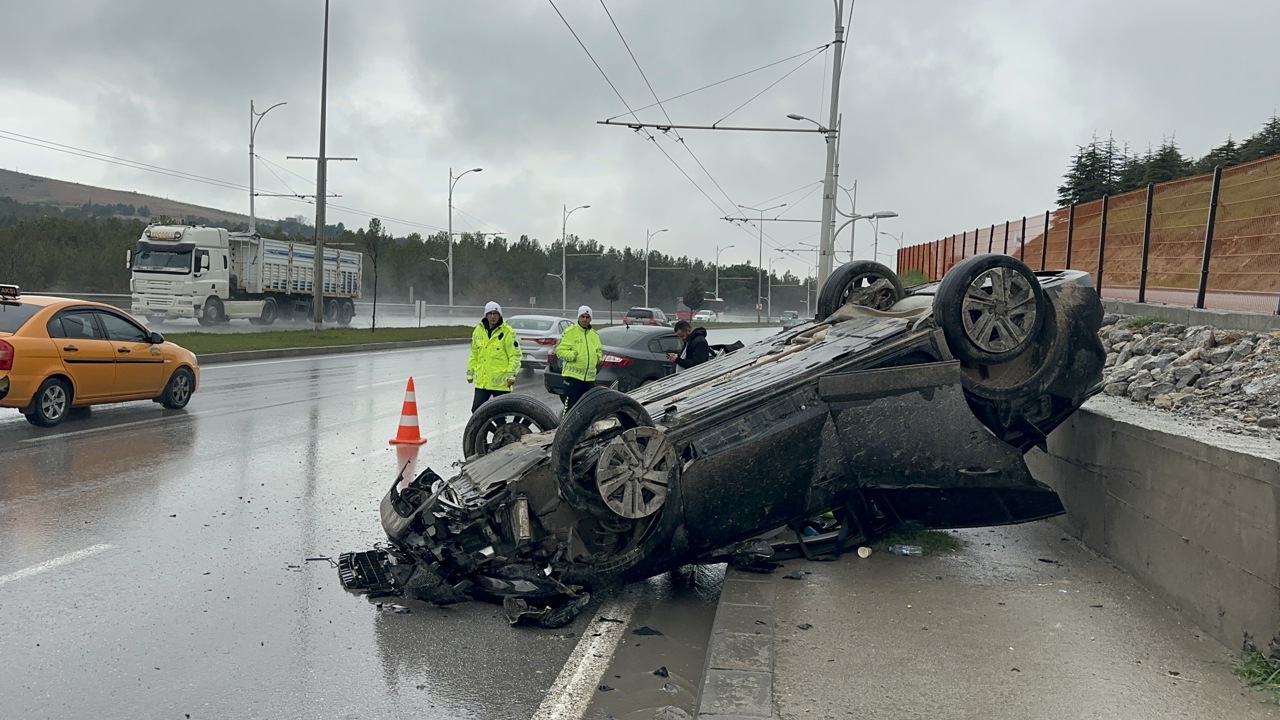 Feci Kazada Hurdaya Dönen Araçlardan Burunları Bile Kanamadan Kurtuldular