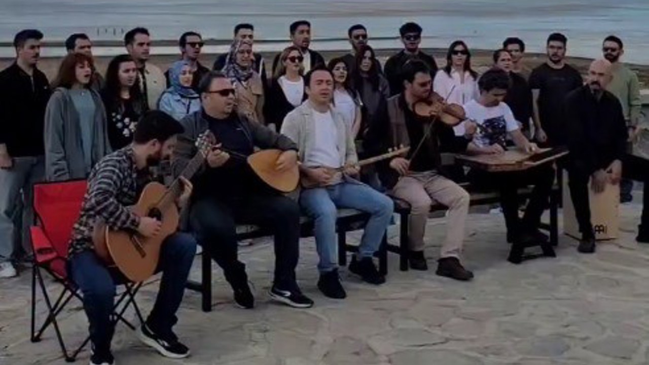 Göldeki mini adada türkülerle "Beyşehir Gölü kurumasın" farkındalık etkinliği
