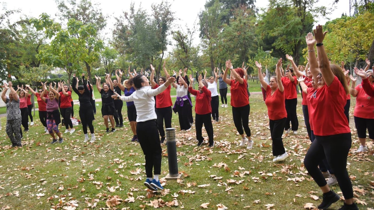 Yunusemreli kadınlardan açık havada spor etkinliği
