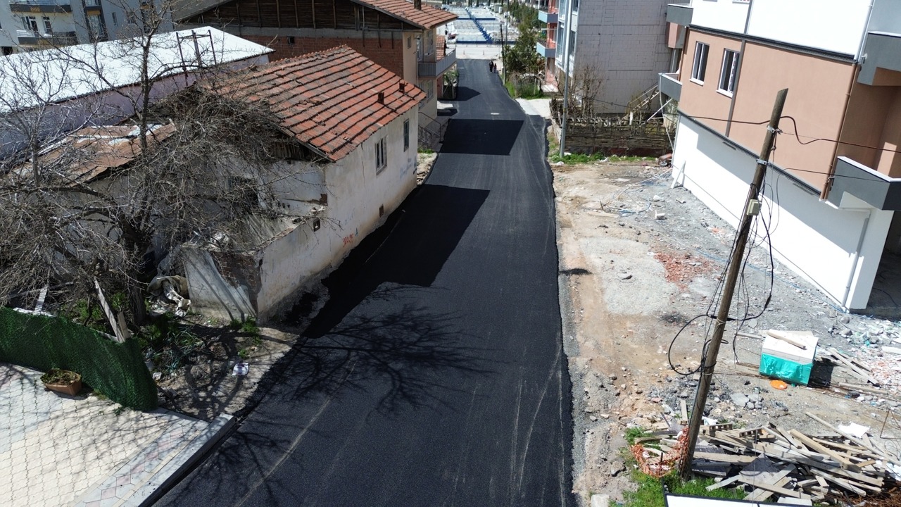 Battalgazi Belediyesi, havaların ısınmasıyla birlikte başlattığı asfalt çalışmal