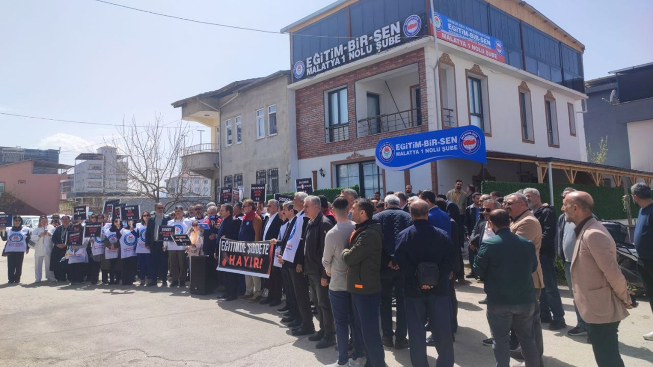 Malatya’da Eğitim-Bir-Sen 1 No’lu Şubesi öncülüğünde bir araya gelen eğitimciler