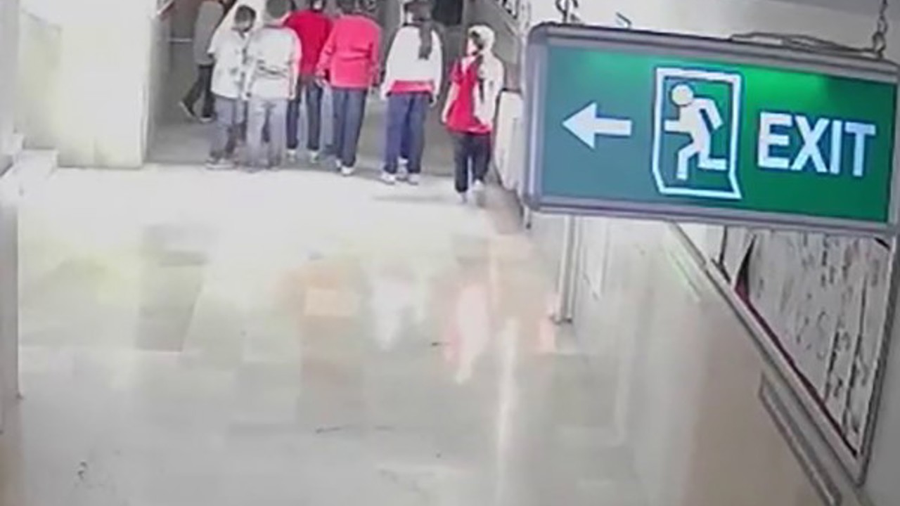 Nefes borusuna mandalina dilimi takılan öğrenciyi, öğretmenin Heimlich manevrası kurtardı
