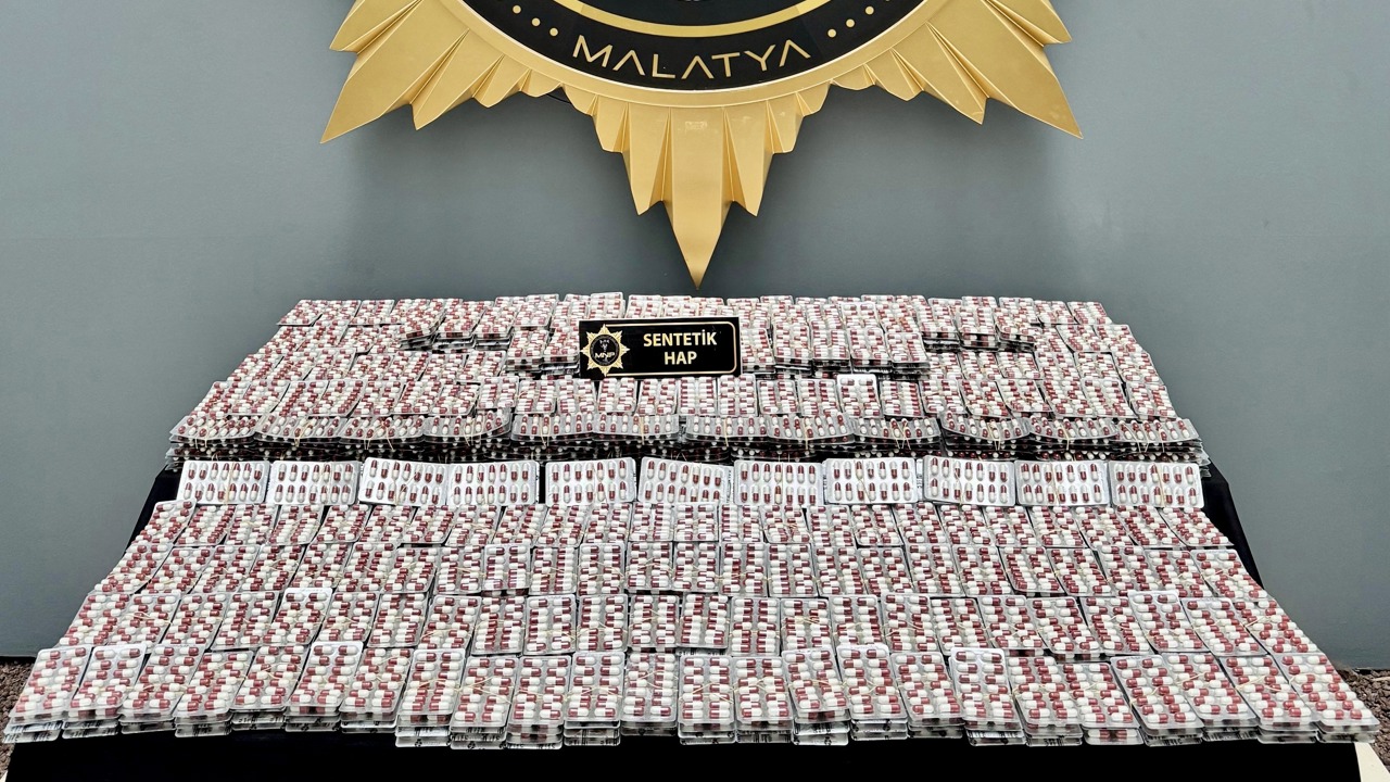 Malatya’da düzenlenen operasyonda bir yolcu otobüsünde yapılan aramada 21 bin 27