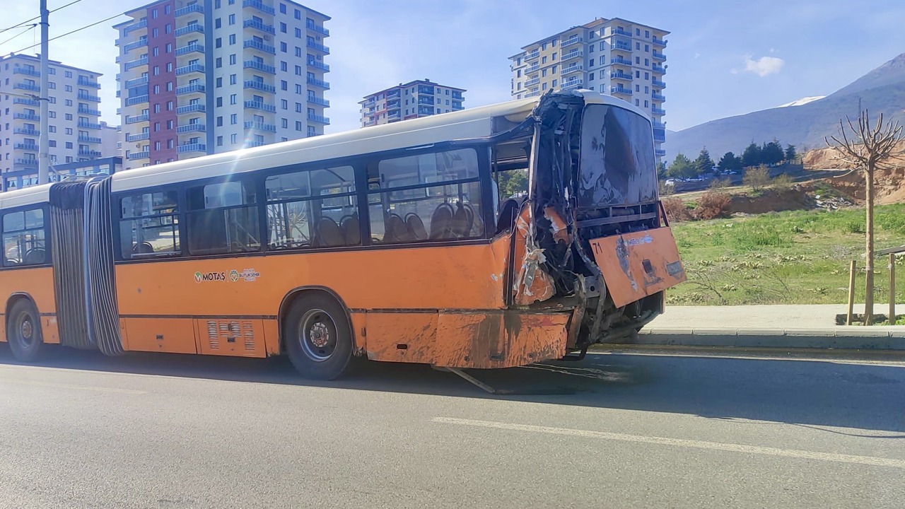 Malatya’da Kamyon Otobüse Çarptı: 20 Yaralı