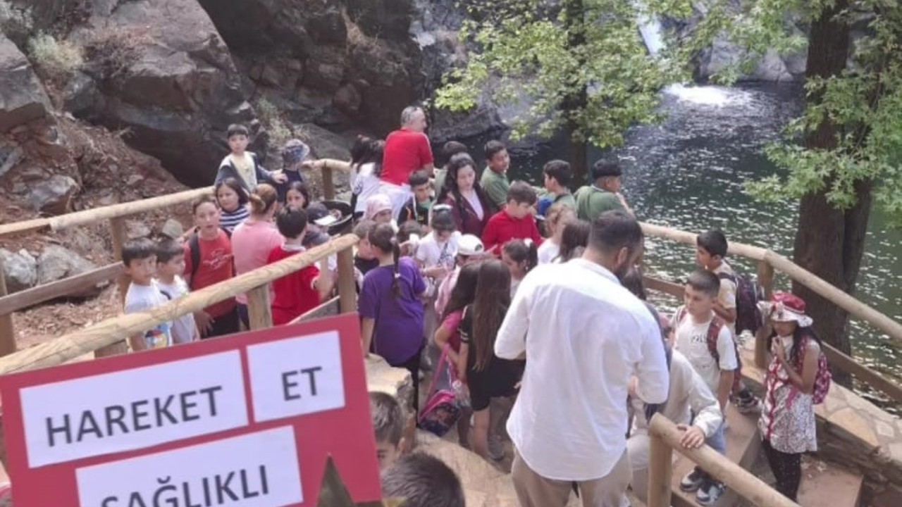Köyceğiz’de öğrenciler Toparlar Şelalesi’ne yürüdü
