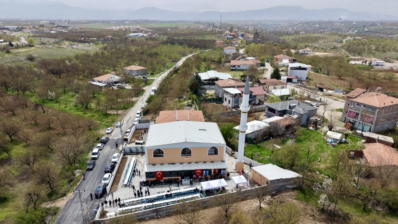 Malatya’da depremde zarar gören Tepeköy Kesrik Camii, yeniden inşa edilerek Cuma